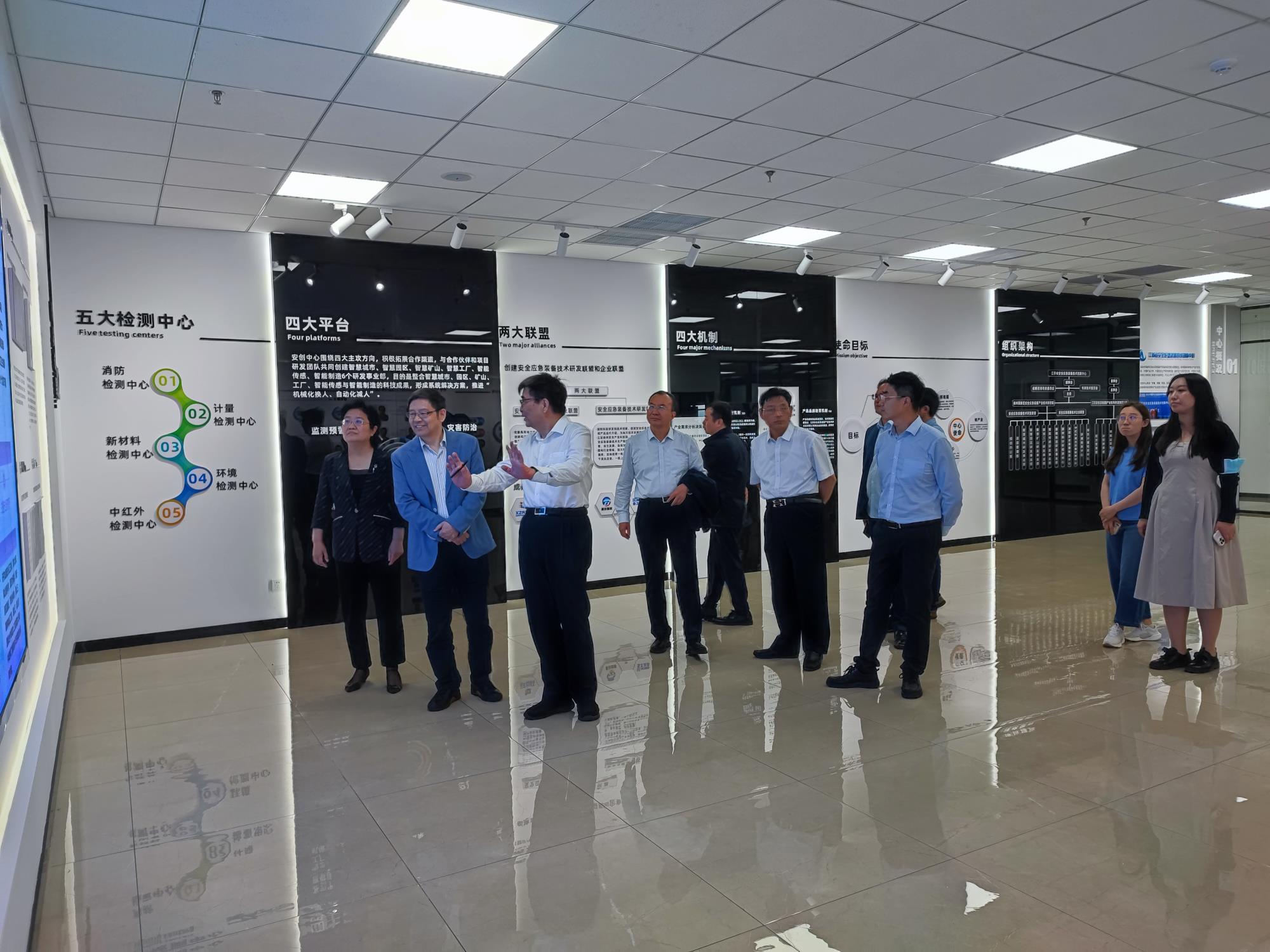 展厅参观.jpg