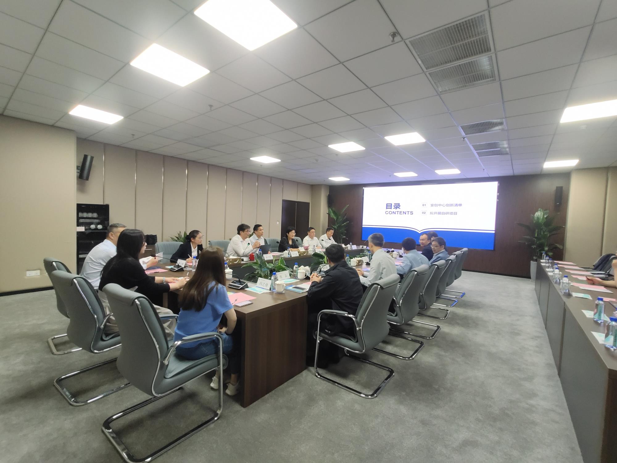 座谈会.jpg